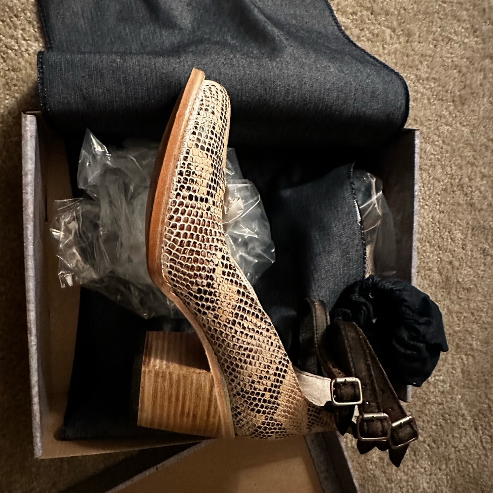 New, never worn Randi color black/white snake